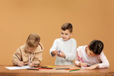 Mutlu çocuklar masada bir araya gelir.