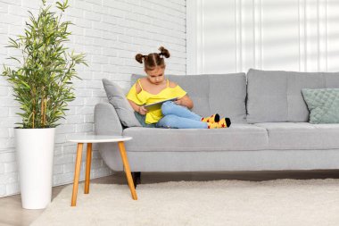 Küçük kız dijital tablet kullanıyor.