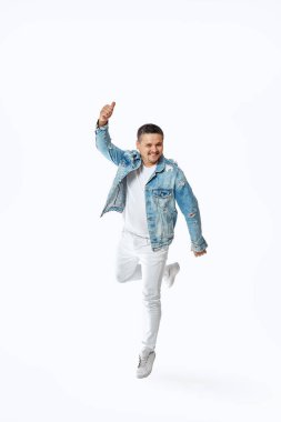 Kot pantolonlu yakışıklı çılgın adam atlıyor.