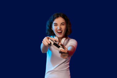 Mutlu kıvırcık kız video oyunları oynuyor.