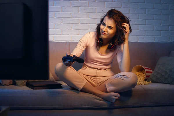 Gamer chica involucrada jugando videojuegos en la consola — Foto de Stock