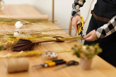 Çiçekçi çok güzel kurutulmuş çiçek buketi yapıyor.