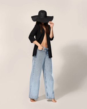 Siyah şapkalı ve ceketli güzel bir kadın.