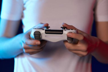 Kadın elleri konsolda video oyunları oynuyor