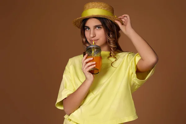 Retrato de niña linda bebiendo jugo de naranja —  Fotos de Stock