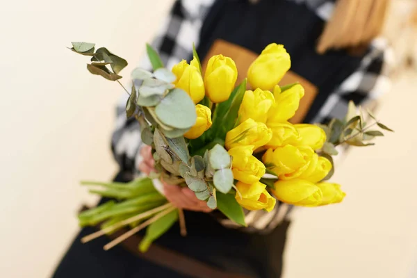 Fleuriste femme tenant bouquet de tulipes jaunes fraîches — Photo