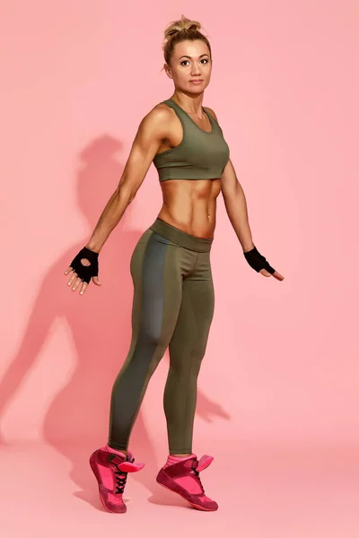 Mujer fuerte en ropa deportiva con cuerpo perfecto —  Fotos de Stock