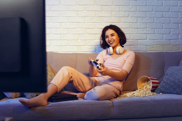 Gamer chica involucrada jugando videojuegos en la consola — Foto de Stock