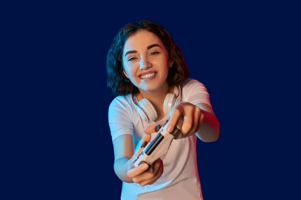 Feliz rizado involucrado gamer chica jugando video juegos —  Fotos de Stock