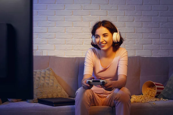 Gamer chica involucrada jugando videojuegos en la consola — Foto de Stock