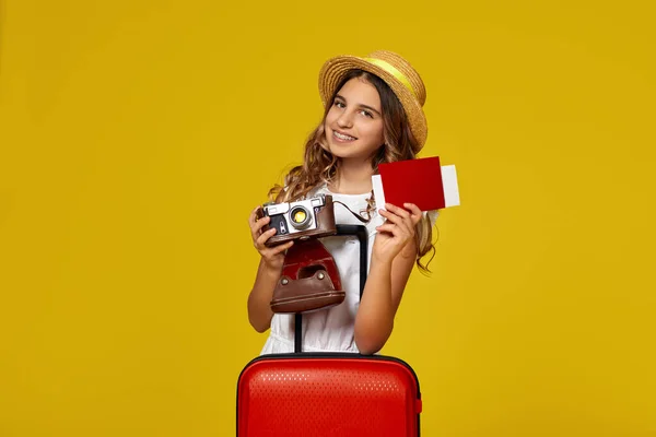 Mädchen mit rotem Koffer mit Retro-Vintage-Fotokamera — Stockfoto