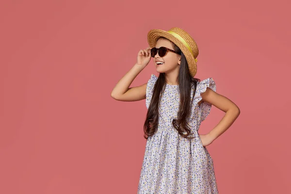 Linda niña en vestido de verano, sombrero y gafas de sol —  Fotos de Stock