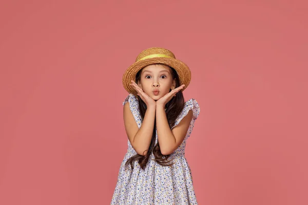 Linda niña en vestido de verano y sombrero —  Fotos de Stock