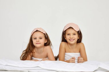 Kafasında havlular olan iki küçük tatlı kız.