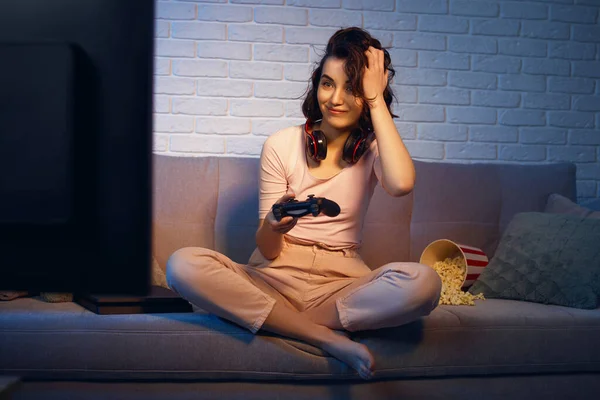 Gamer chica involucrada jugando videojuegos en la consola — Foto de Stock