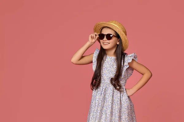 Linda niña en vestido de verano, sombrero y gafas de sol —  Fotos de Stock