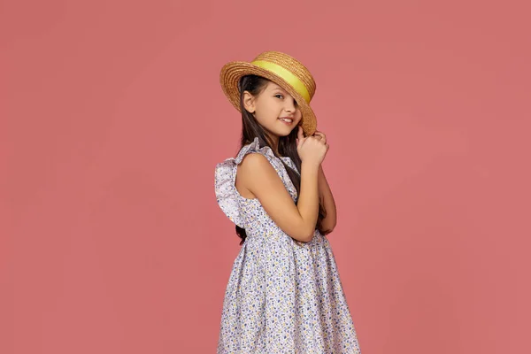 Linda niña en vestido de verano y sombrero —  Fotos de Stock