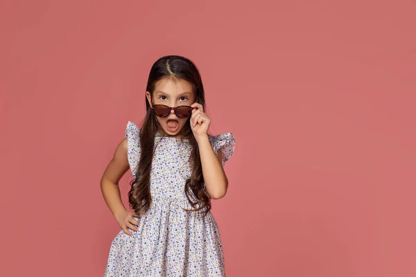 Dziewczynka w letniej sukience i okularach przeciwsłonecznych — Zdjęcie stockowe