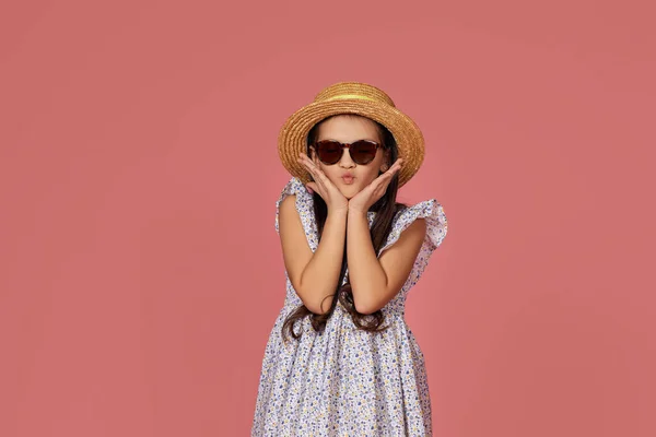 Linda niña en vestido de verano, sombrero y gafas de sol —  Fotos de Stock