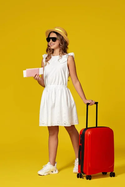 Teenager mit Hut und Sonnenbrille mit rotem Koffer — Stockfoto