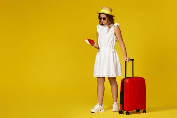 Adolescente en sombrero y gafas de sol con maleta roja — Foto de Stock