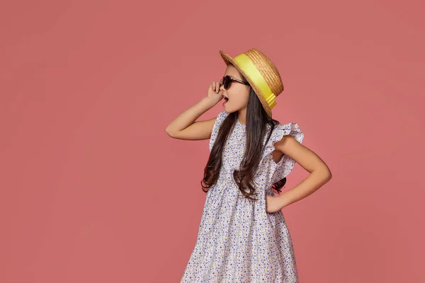 Linda niña en vestido de verano, sombrero y gafas de sol —  Fotos de Stock