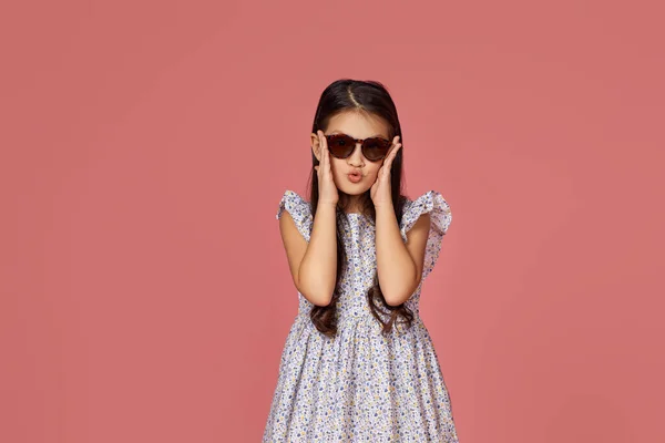 Niña en vestido de verano y gafas de sol —  Fotos de Stock