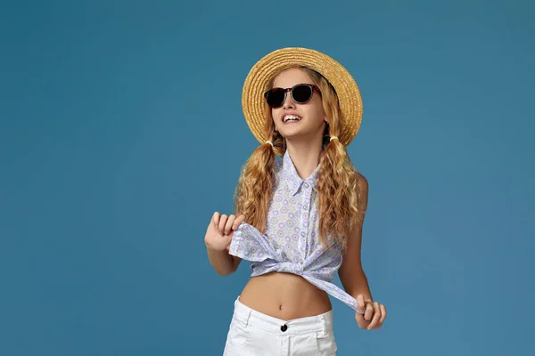 Hermosa niña en sombrero de verano y gafas de sol —  Fotos de Stock
