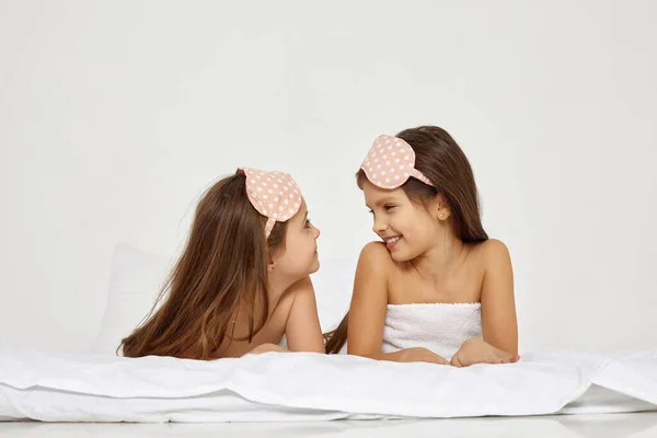 Deux jolies petites filles avec des serviettes sur la tête — Photo