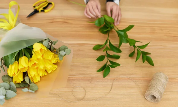 Widok z góry żółte tulipany bukiet na drewnianym stole — Zdjęcie stockowe