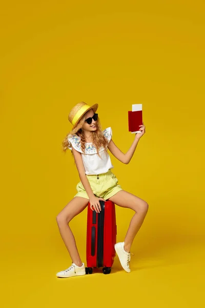 Mädchen mit rotem Koffer und Reisepass — Stockfoto