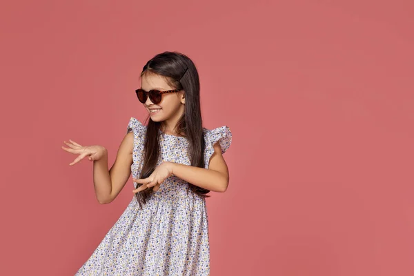 Little child girl in summer dress and sunglasses — Stock Photo, Image