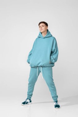 Yakışıklı adam şık, boş kapüşonlu ya da kazaklı.