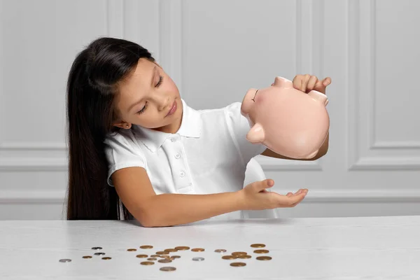 Menina criança com banco porquinho em casa — Fotografia de Stock