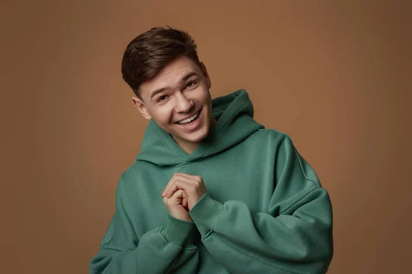 Yeşil kazaklı genç adam gülümsüyor. — Stok fotoğraf