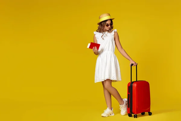 Nastolatka dziewczyna w kapeluszu i okulary z czerwoną walizką — Zdjęcie stockowe