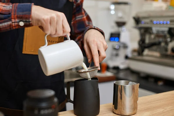 コーヒーにホットミルクを注ぐ白人男性. — ストック写真