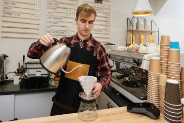 Kahve dükkanında kahve yapan profesyonel barmen..