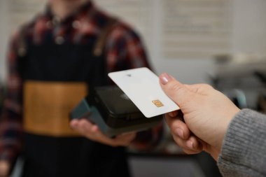 NFC terminali yakınındaki müşteri el kartı.