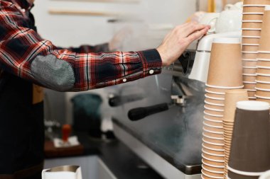 Barista kahve yapmak için kahve makinesi kullanıyor.