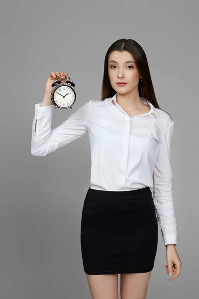 Hermosa mujer de negocios caucásica celebración de reloj despertador — Foto de Stock