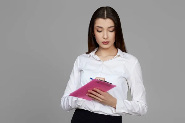 Young woman holding clipboard with papers document — Stock Photo, Image