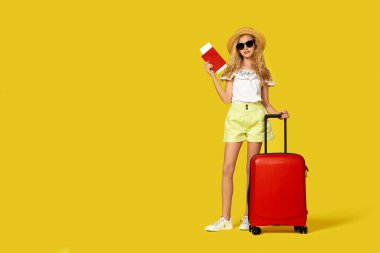 Kırmızı valizli ve pasaportlu kız seyahate çıkıyor.