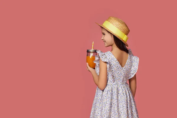 Linda niña en sombrero con jugo de naranja —  Fotos de Stock