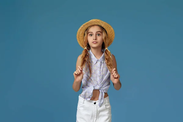 Zabawna dziewczynka w letnim kapeluszu i okularach przeciwsłonecznych — Zdjęcie stockowe