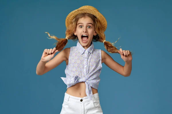 Grappig klein meisje met zomerhoed en zonnebril — Stockfoto