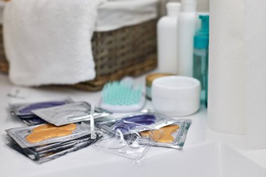 Tek tek sarılan altın ve mavi yüz göz bantları