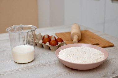 Hamur malzemeleri mutfaktaki masada.