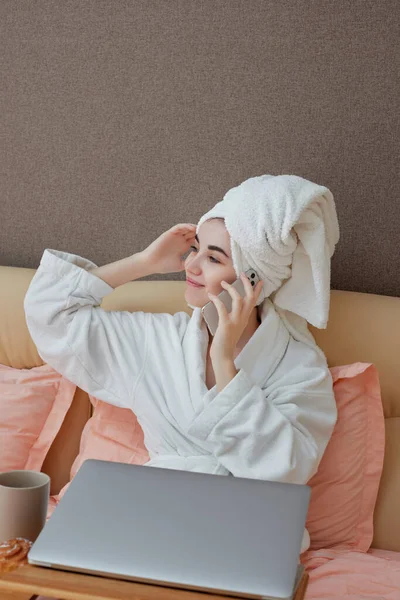 Jong mooi Kaukasisch vrouw in witte badjassen en handdoeken op hoofden — Stockfoto