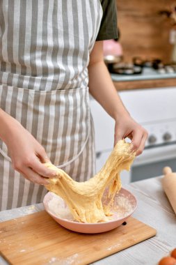 Ev hanımı evde mutfakta yemek pişiriyor..